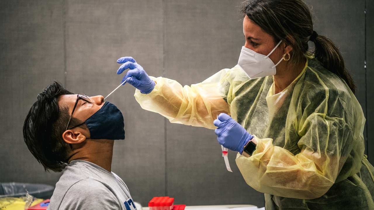 COVID-19: మళ్లీ భయపెడుతున్న కరోనా మహమ్మారి.. దేశంలో భారీగా పెరుగుతున్న కొత్త కేసులు ..