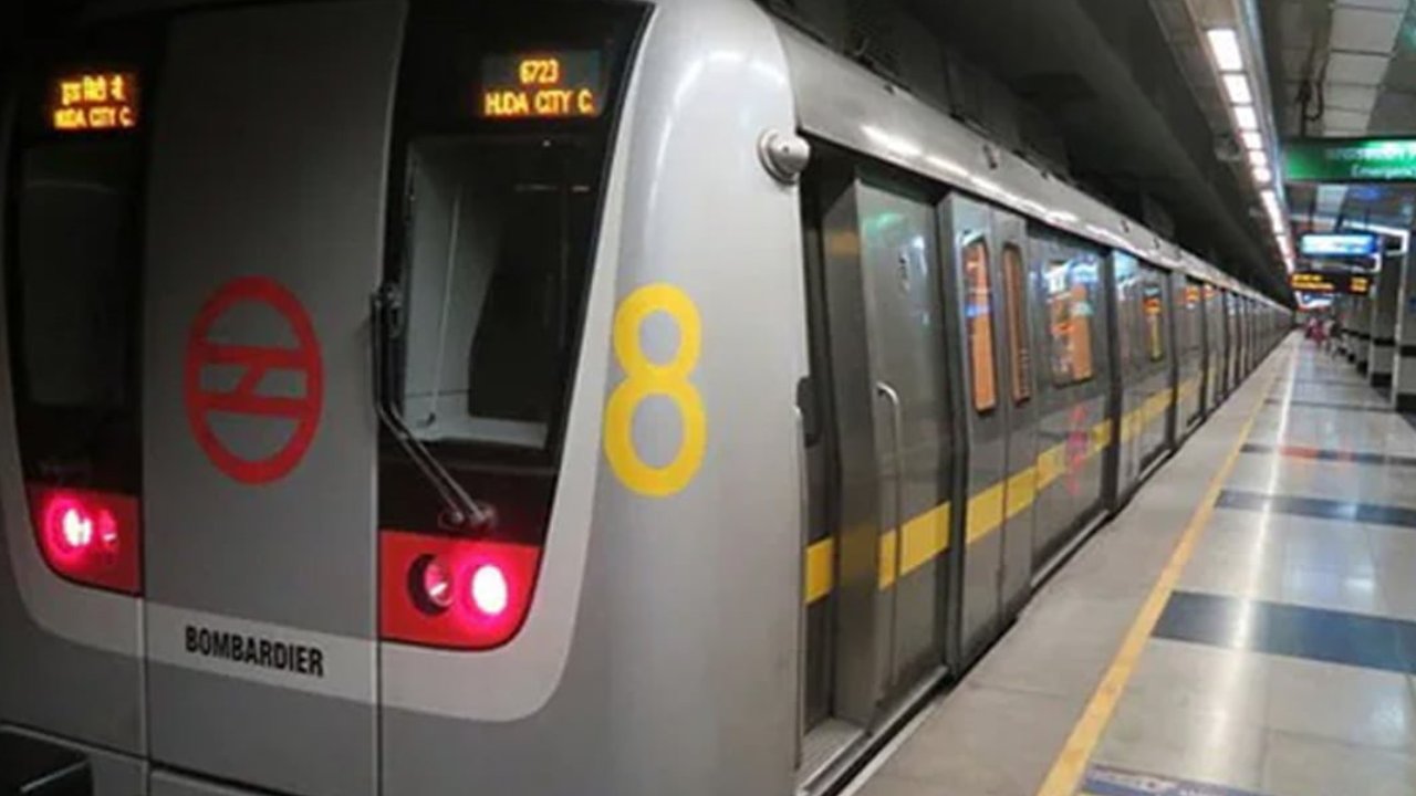 Delhi Metro: ఢిల్లీ మెట్రోలో యువకుడి అసభ్యకర ప్రవర్తన.. తలదించుకొని వెళ్లిపోయిన మహిళలు.. కేసు నమోదు