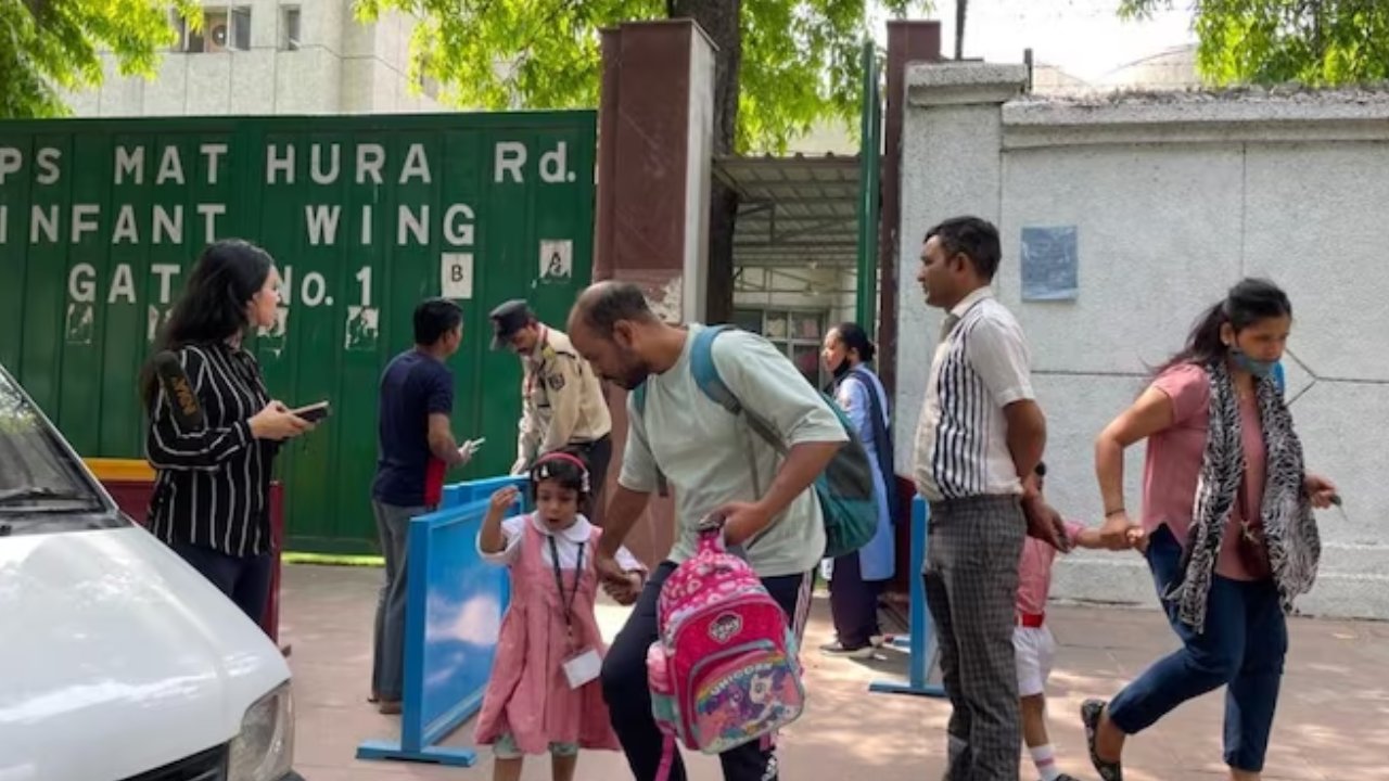 Delhi Public School : ఢిల్లీ పబ్లిక్ స్కూల్‌కి బాంబు బెదిరింపు .. తనిఖీలు నిర్వహించిన పోలీసులు