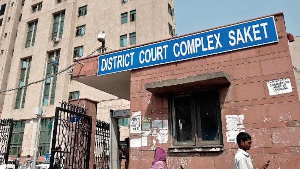 Delhi Saket Court : ఢిల్లీ సాకేత్ కోర్టులో కాల్పుల కలకలం.. లాయర్ వేషాధారణలో వెళ్లి ఫైరింగ్