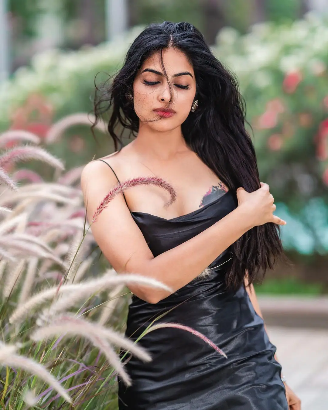 Divi Vadthya mind blowing looks in black dress