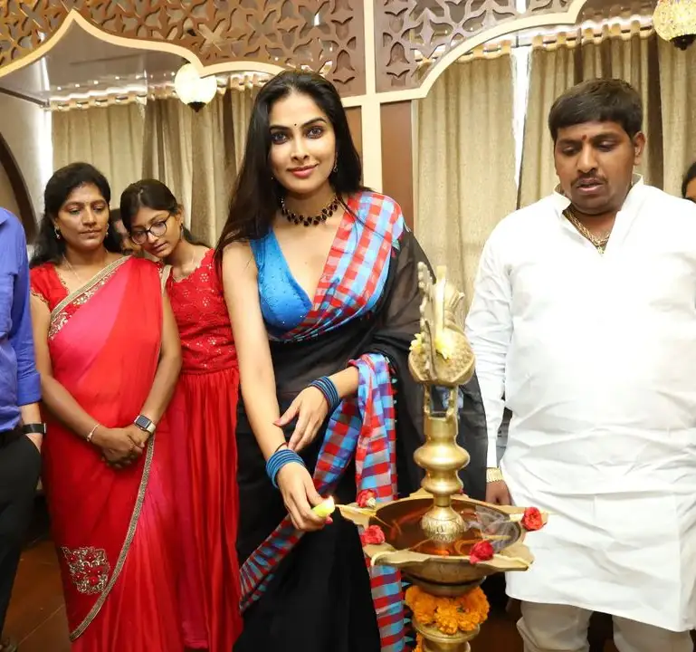 Divi Vadthya participated in a restaurant opening at Hyderabad