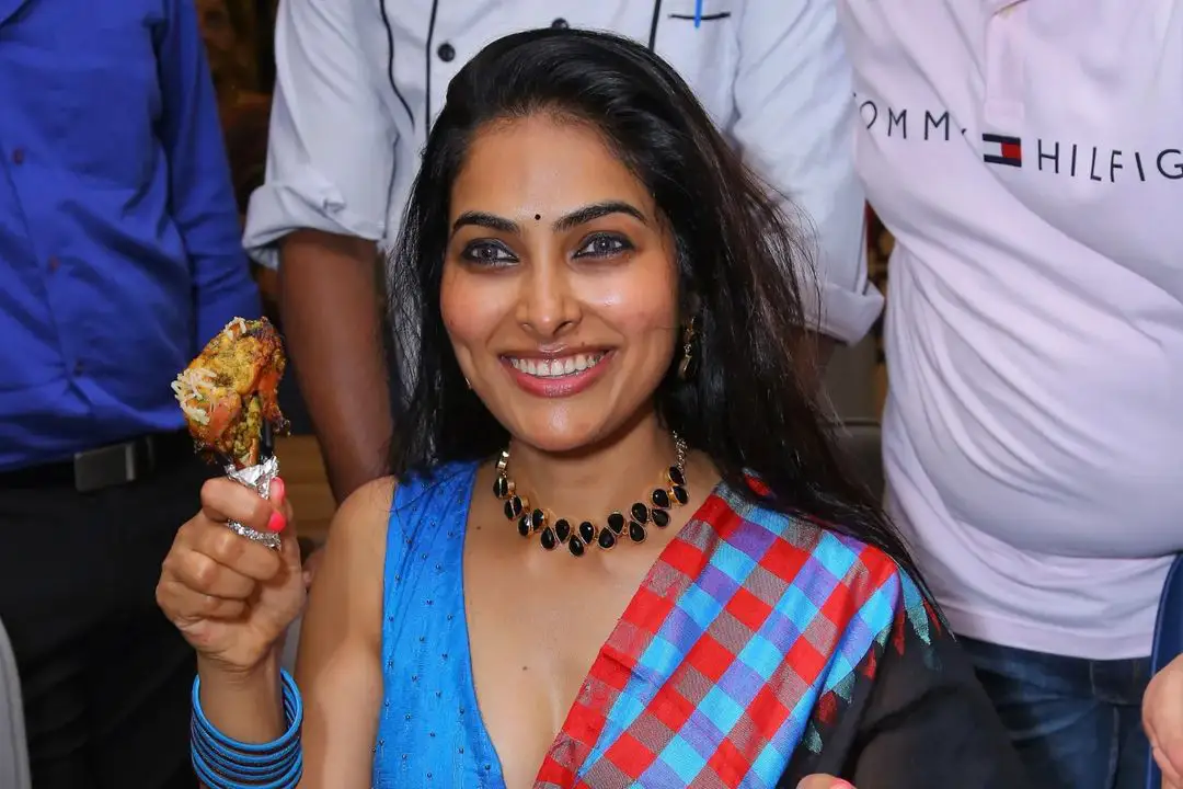 Divi Vadthya participated in a restaurant opening at Hyderabad