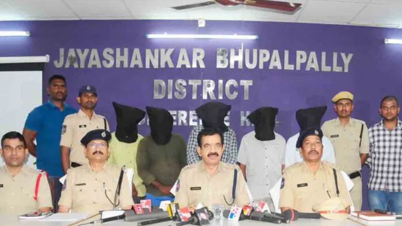 Ex-Maoists Arrest : ప్రజాప్రతినిధులు, కాంట్రాక్టర్లను బెదిరించి.. రూ.50 లక్షలు డిమాండ్ చేసిన మాజీ మావోయిస్టులు అరెస్టు