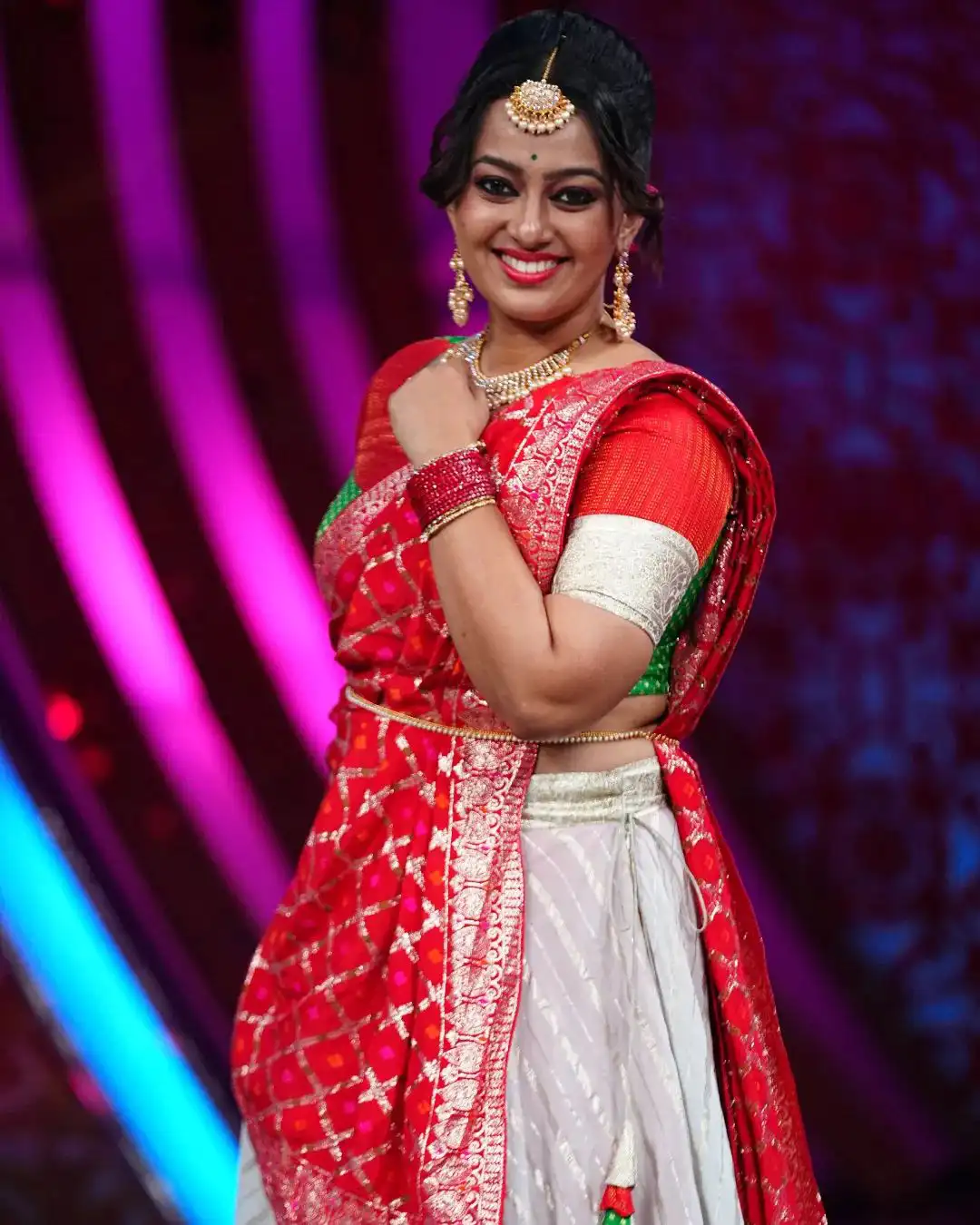 Heroine Ester Noronha latest saree photos