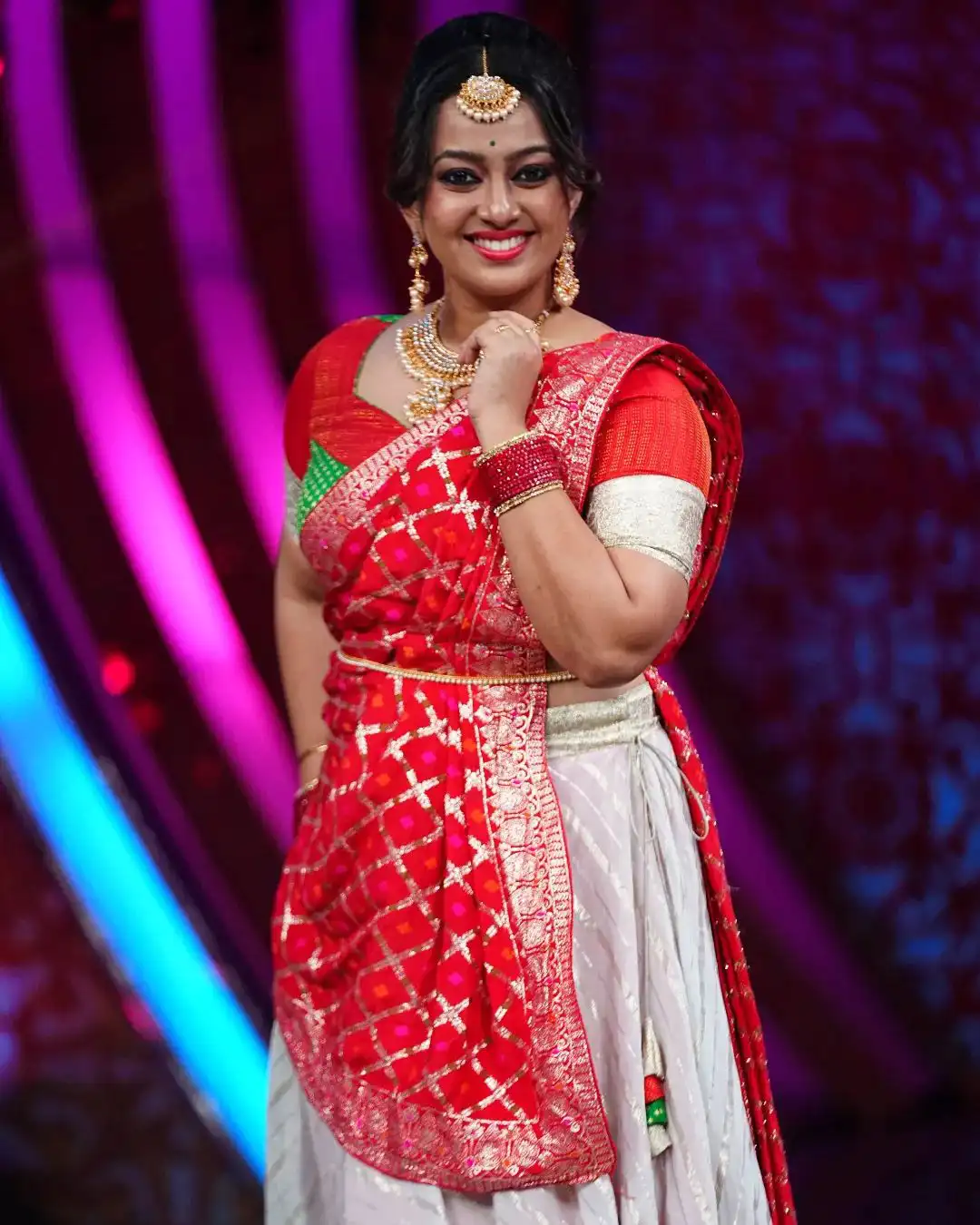 Heroine Ester Noronha latest saree photos