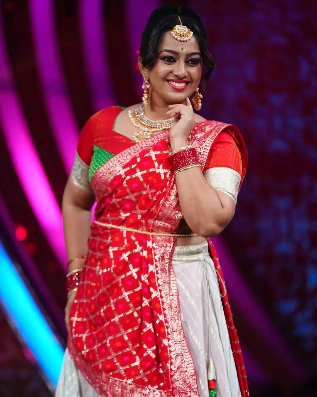 Heroine Ester Noronha latest saree photos