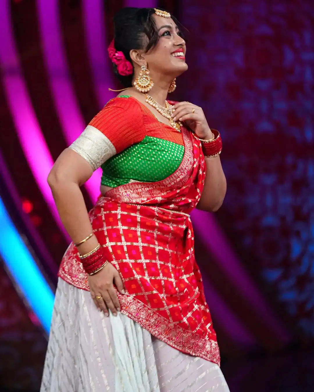 Heroine Ester Noronha latest saree photos