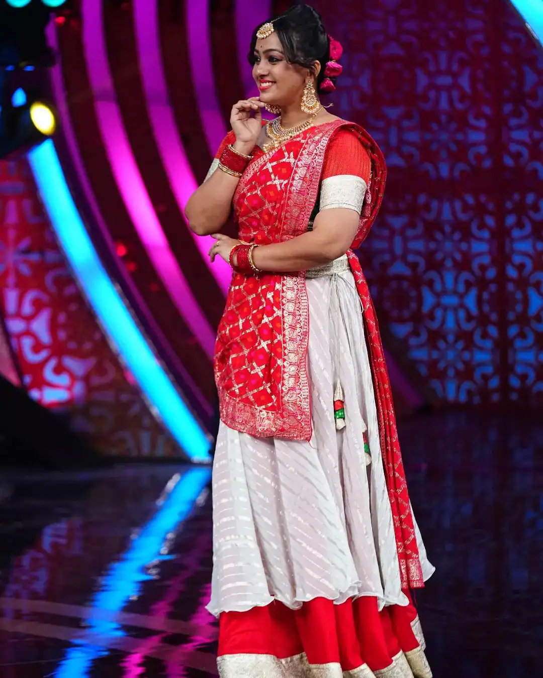 Heroine Ester Noronha latest saree photos