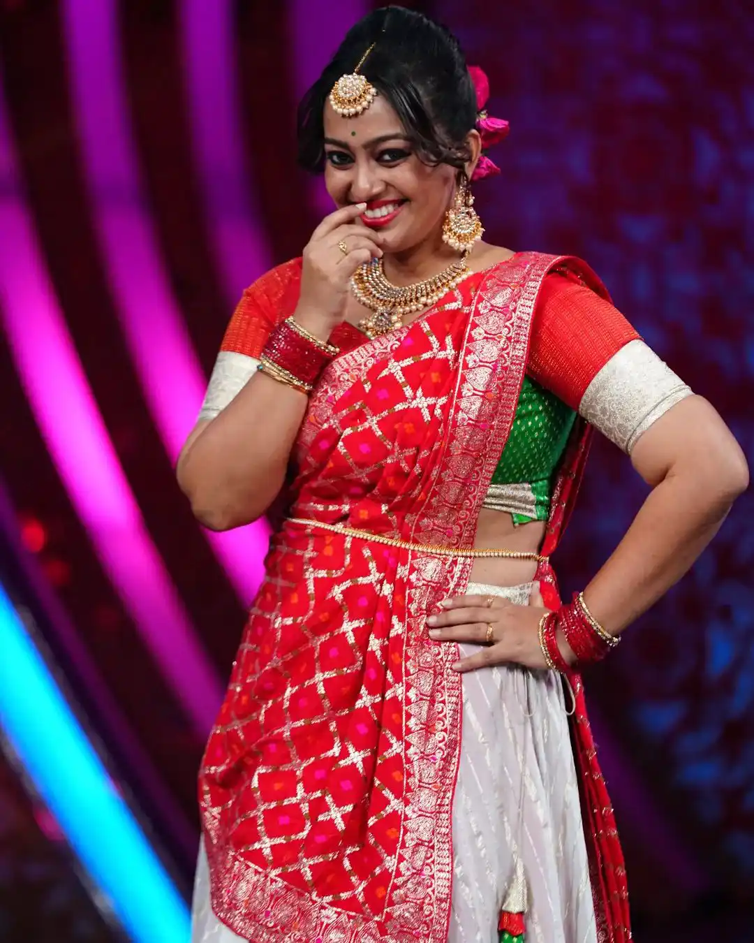 Heroine Ester Noronha latest saree photos