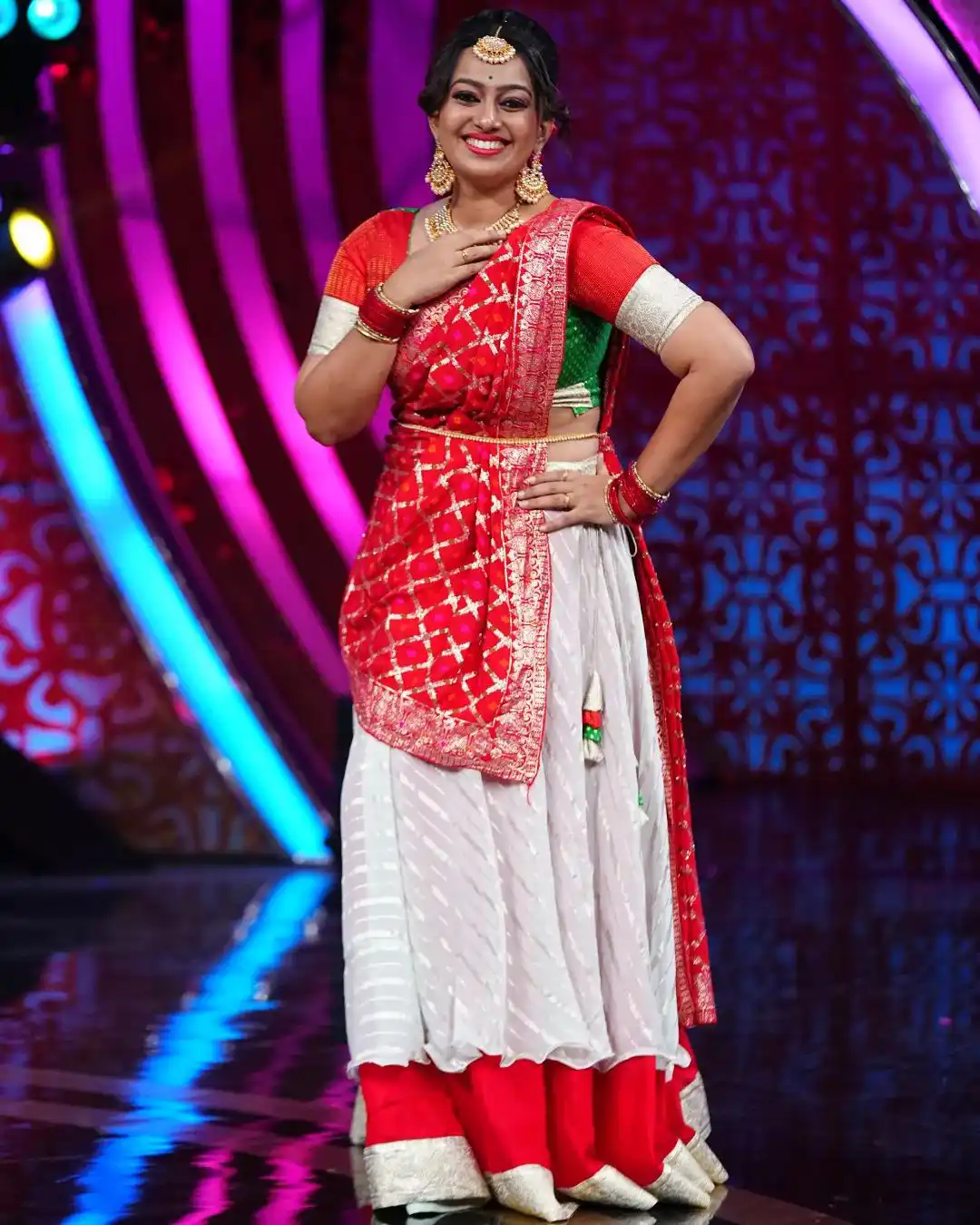 Heroine Ester Noronha latest saree photos