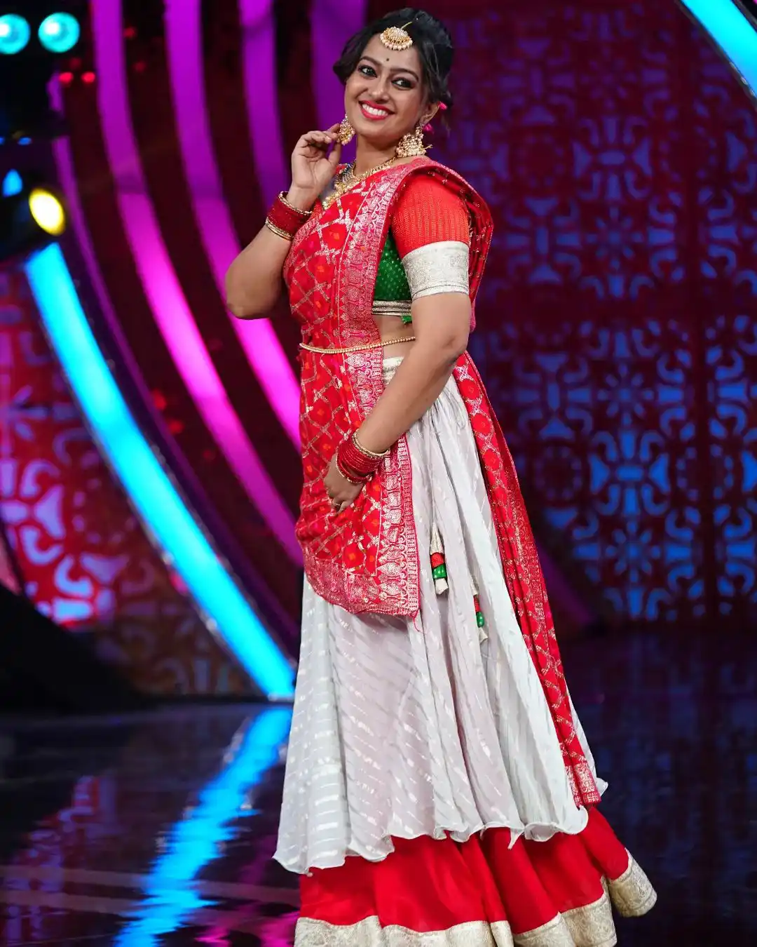 Heroine Ester Noronha latest saree photos