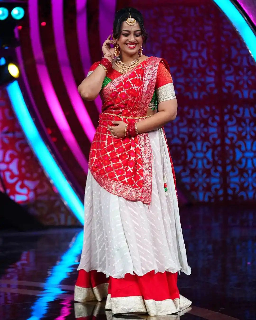 Heroine Ester Noronha latest saree photos