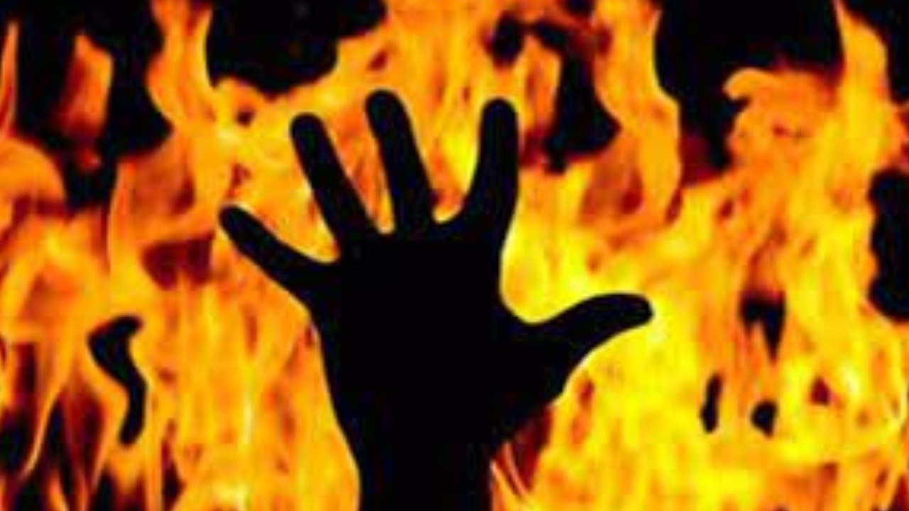 Hyderabad : దేవుడు చెప్పాడంటూ ఒంటిపై కిరోసిన్ పోసుకుని నిప్పంటించుకున్న మహిళ
