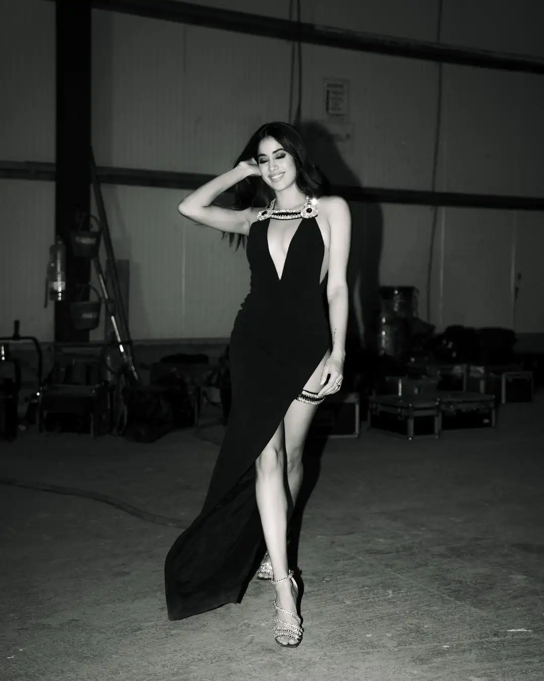 Janhvi Kapoor skin show in black dress