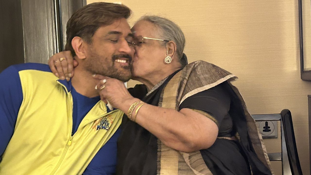 MS Dhoni: హీరోలు తయారుకారు.. పుడతారు..! ధోనీపై ప్రశంసలతో సినీ నటి ఖుష్భూ ట్వీట్