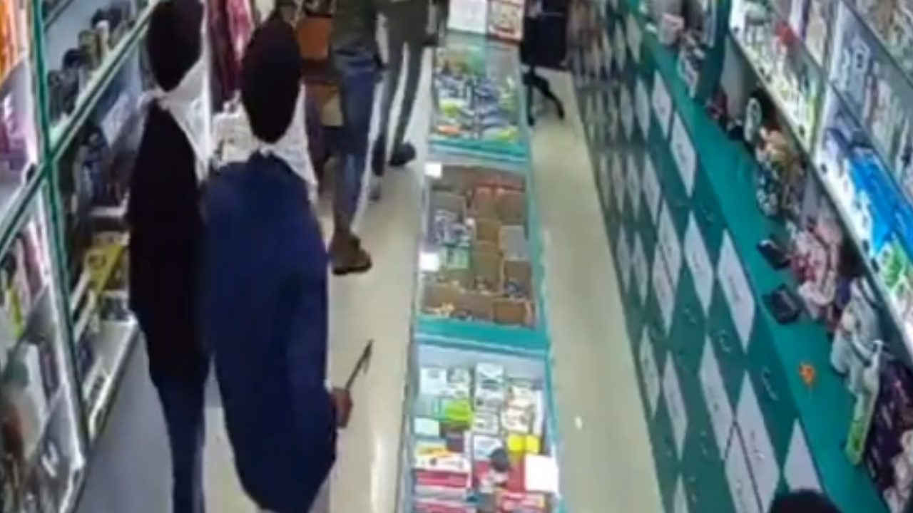 Maharashtra : మహారాష్ట్రలో మరోసారి రెచ్చిపోయిన కొడవళ్ల గ్యాంగ్.. మెడికల్ షాప్ ధ్వంసం చేసి సిబ్బందిపై దాడి