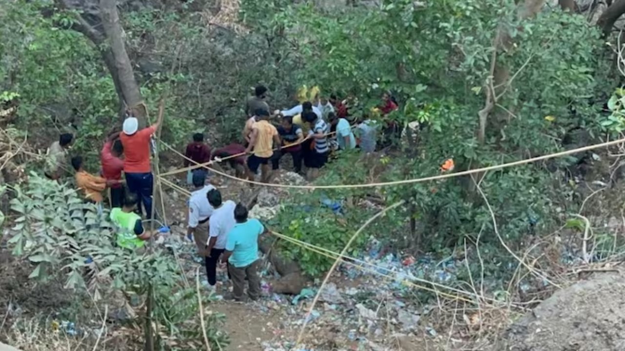 Maharashtra Bus Accident: మహారాష్ట్రలో ఘోర బస్సు ప్రమాదం.. కాల్వలో పడటంతో 13 మంది మృతి