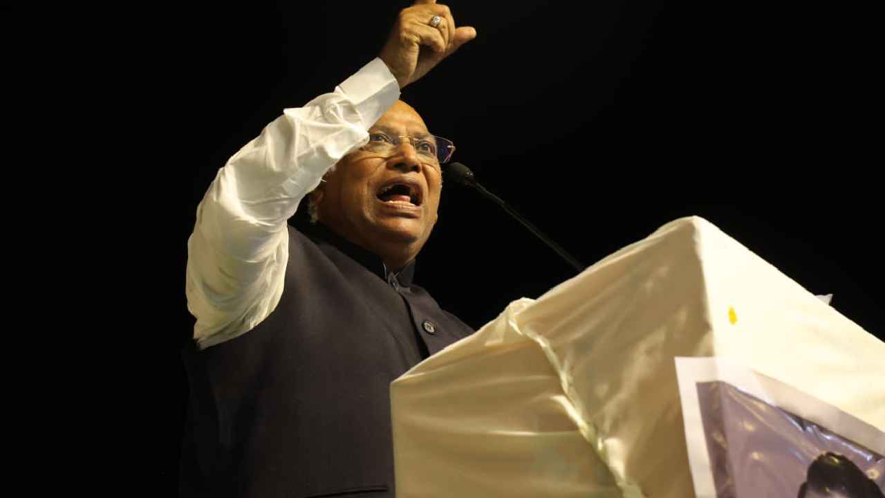 Mallikarjun Kharge : 100 ఫీట్ల విగ్రహాలు పెట్టడం కాదు దళితులు, పేదలకు ఏం చేశారో చెప్పాలి‌-ఖర్గే