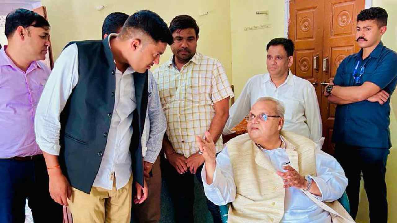 Satya Pal Malik: పోలీస్ స్టేషన్‌కు వెళ్లిన సత్యపాల్ మాలిక్.. చర్చనీయాంశంగా మారిన ఆయన తీరు