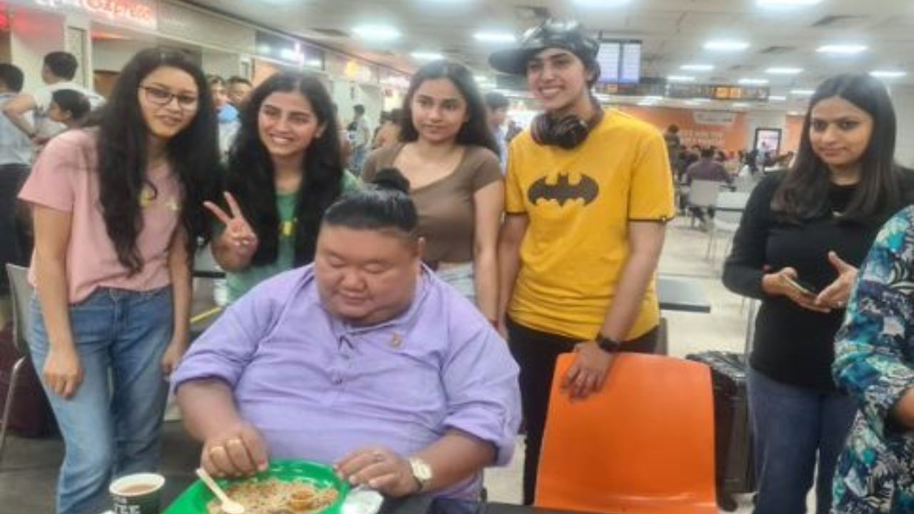 Temjen Imna: అందమైన అమ్మాయిలతో నాగాలాండ్ మంత్రి గ్రూప్ ఫోటో.. ఆయన చూపులు మాత్రం..