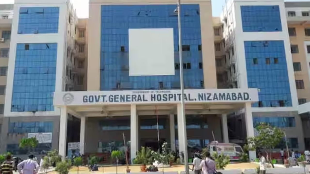 Nizamabad Hospital : నిజామాబాద్ జిల్లా ఆస్పత్రిలో దారుణం.. స్ట్రెచర్ లేక రోగిని కాళ్లు పట్టుకొని ఈడ్చుకెళ్లిన బంధువులు