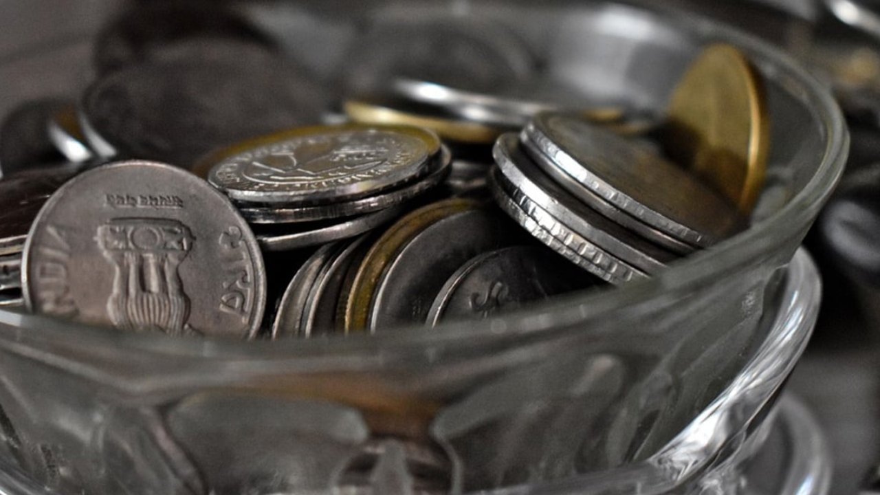 Karnataka Election 2023: 10వేల రూపాయి నాణేలతో నామినేషన్‌కు స్వతంత్ర అభ్యర్థి.. రెండు గంటలు శ్రమించిన అధికారులు ..