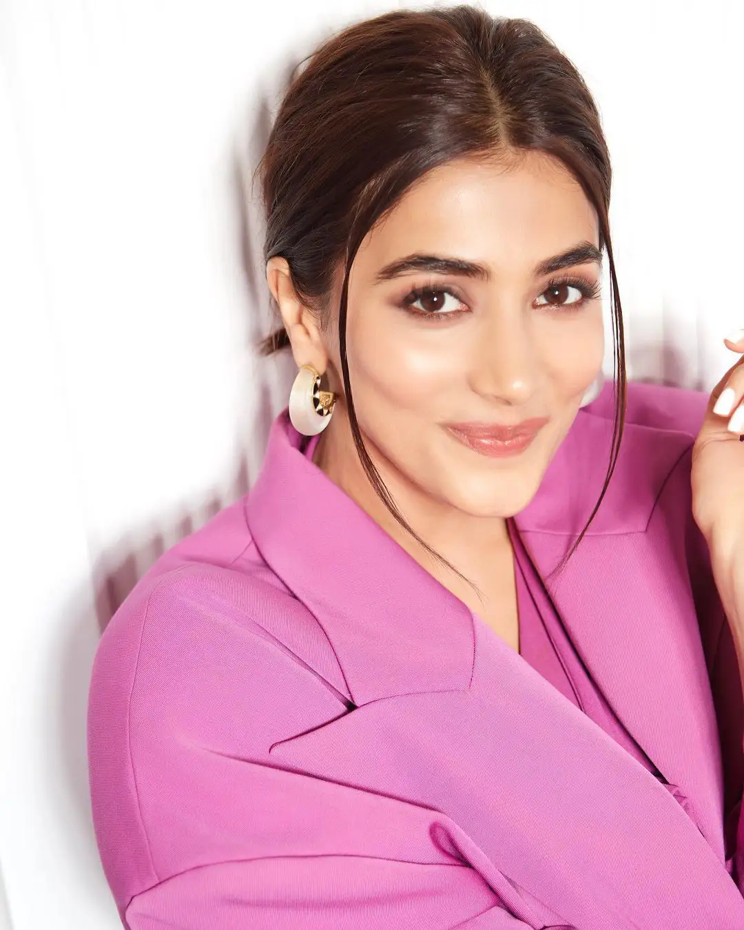 Pooja Hegde mesmerizing looks in pink dress