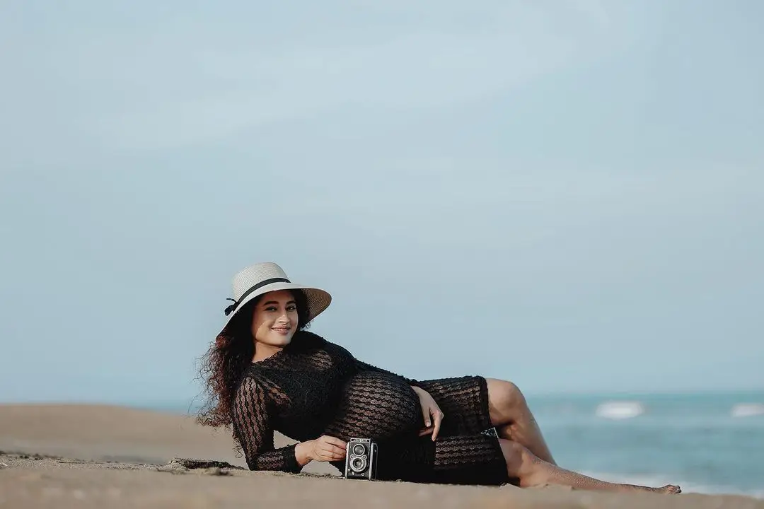 Actress Pooja Ramachandran Baby Bump Photo Shoot with Husband at Beach