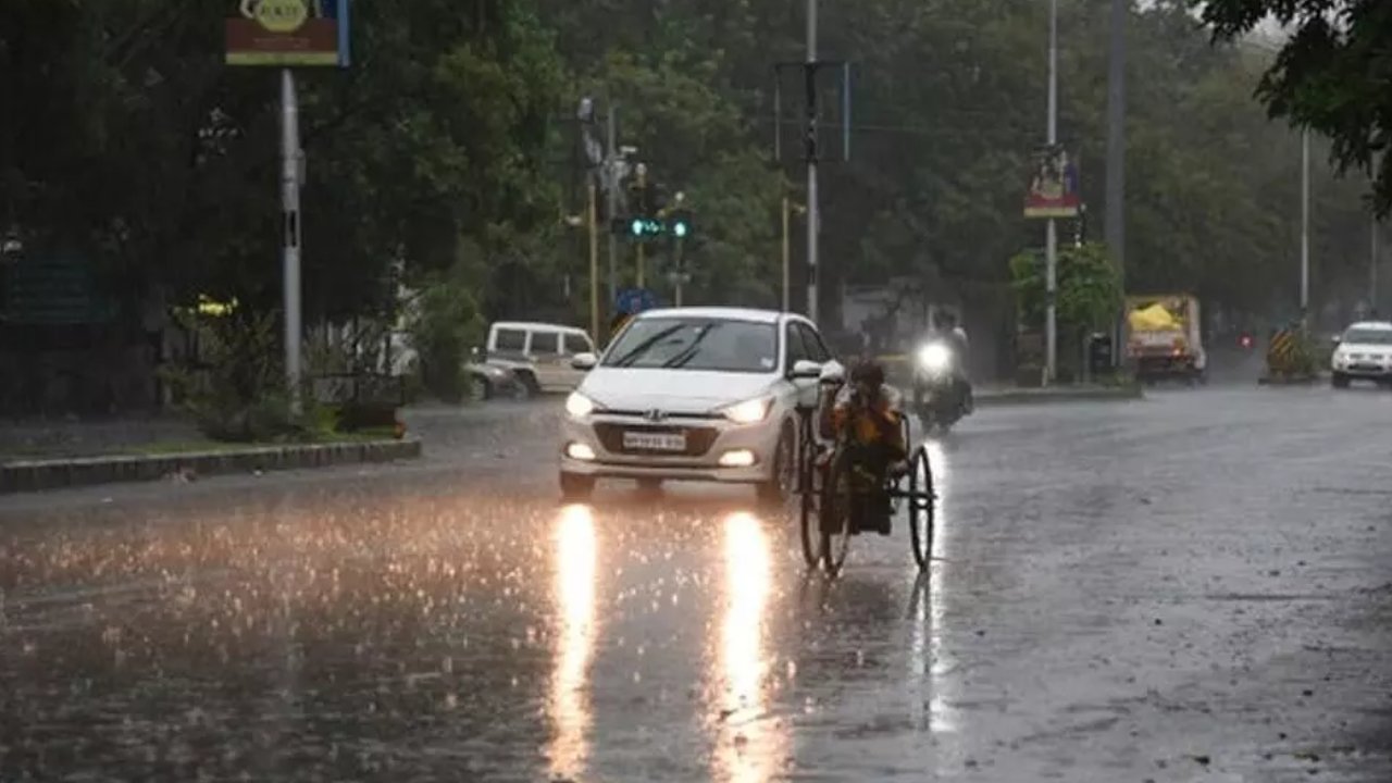 Weather Report: తెలుగు రాష్ట్రాల్లో మరో మూడు రోజులు వర్షాలు.. ఈ జిల్లాల్లో భారీ వర్షాలకు అవకాశం..