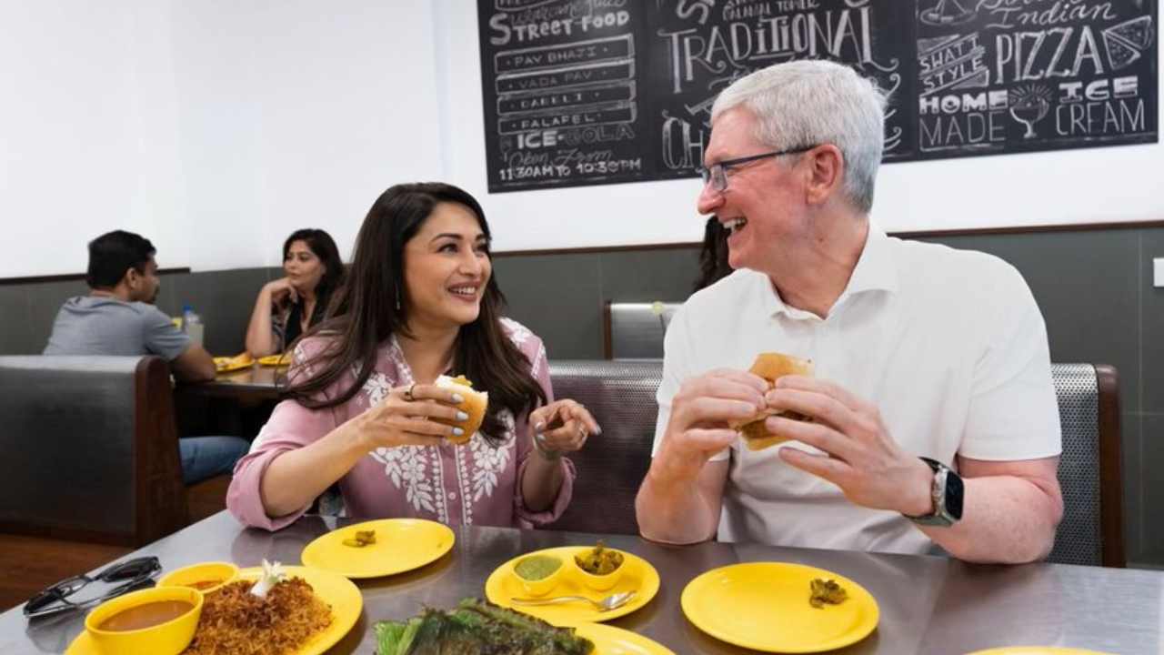 Tim Cook : యాపిల్ CEOకి వడాపావ్ తినిపించిన బాలీవుడ్ హీరోయిన్..
