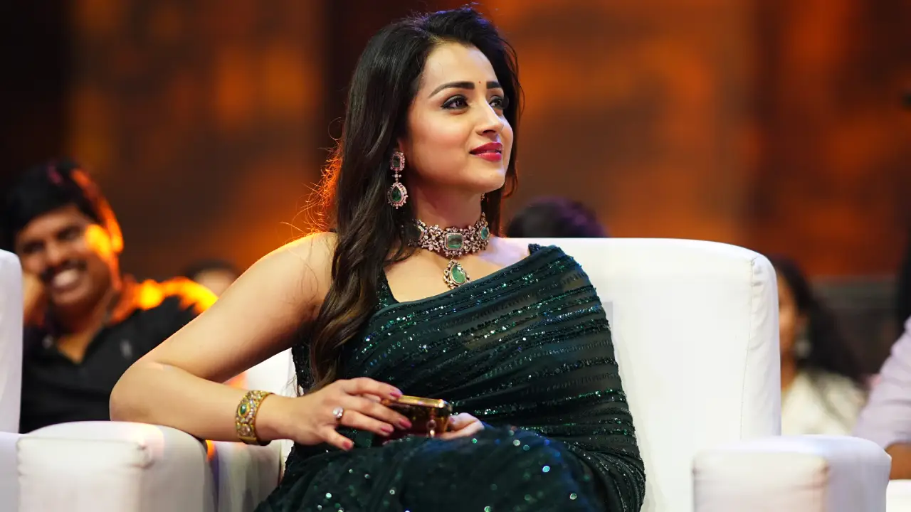 Trisha Krishnan Mesmerizing Looks in Black Saree
