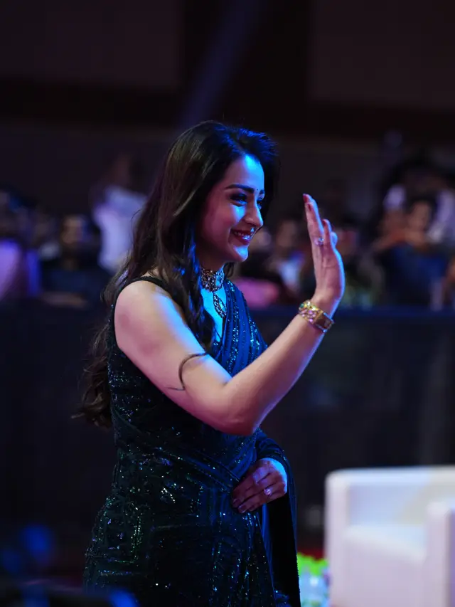 Trisha Krishnan Mesmerizing Looks in Black Saree