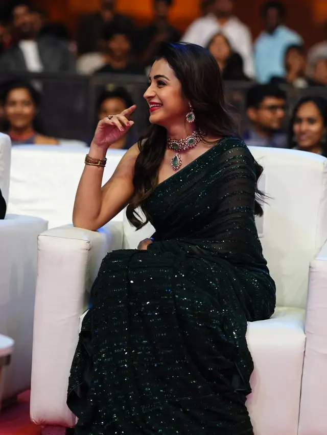 Trisha Krishnan Mesmerizing Looks in Black Saree