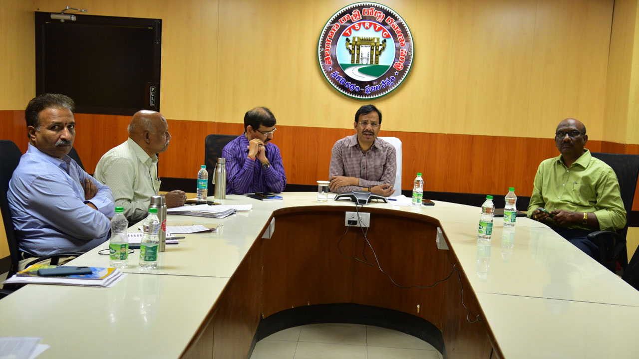 TSRTC: ప్రయాణికుల పట్ల సత్‭ప్రవర్తనపై కండక్టర్లకు కీలక సూచన చేసిన ఆర్టీసీ ఎండీ సజ్జనర్