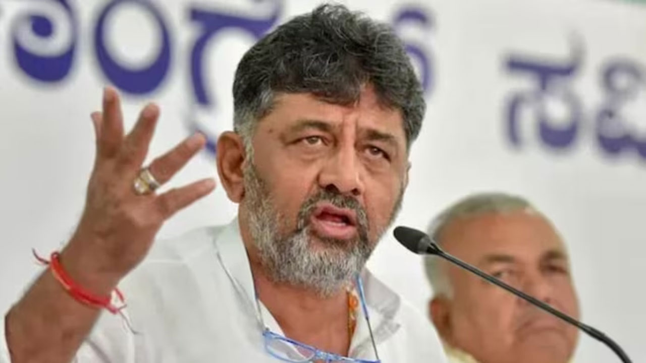 Karnataka Polls: గంట లేటయిందని కర్ణాటక కాంగ్రెస్ చీఫ్ డీకే శివకుమార్‭ను బాయ్‭కాట్ చేసిన మీడియా