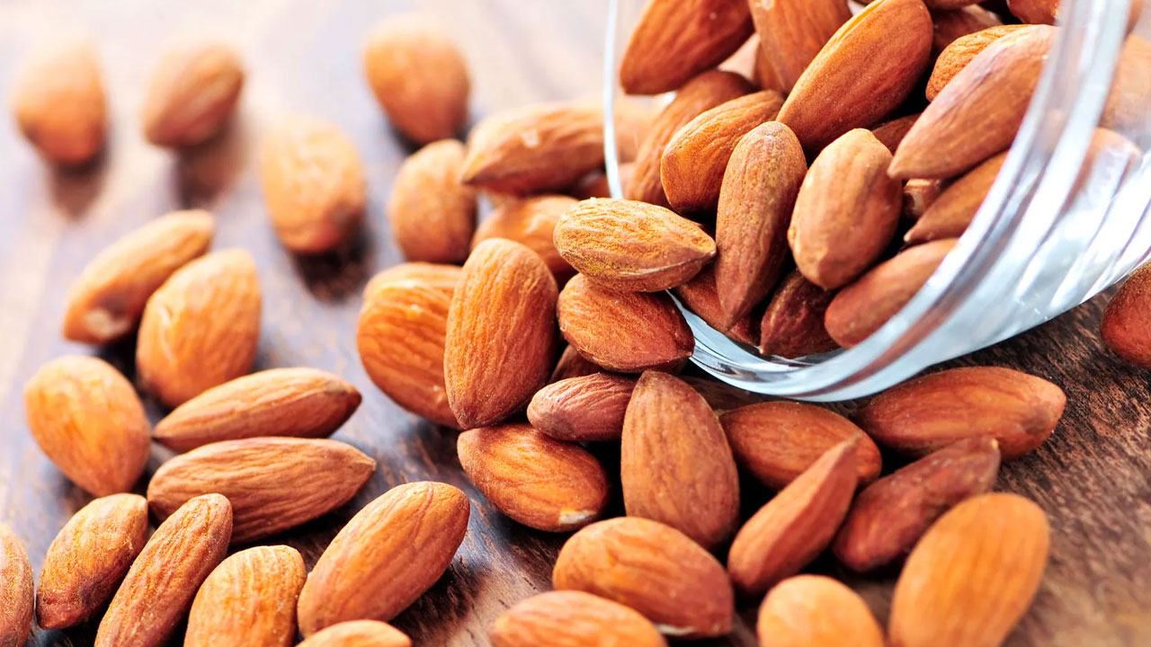 Almonds: బాదములు ఆరోగ్యానికి ఎంతో ఉపయోగకరమట.. న్యూట్రిషనల్‌ సైన్స్‌ అండ్ ఆయుర్వేద చెబుతున్న విషయాలివే..