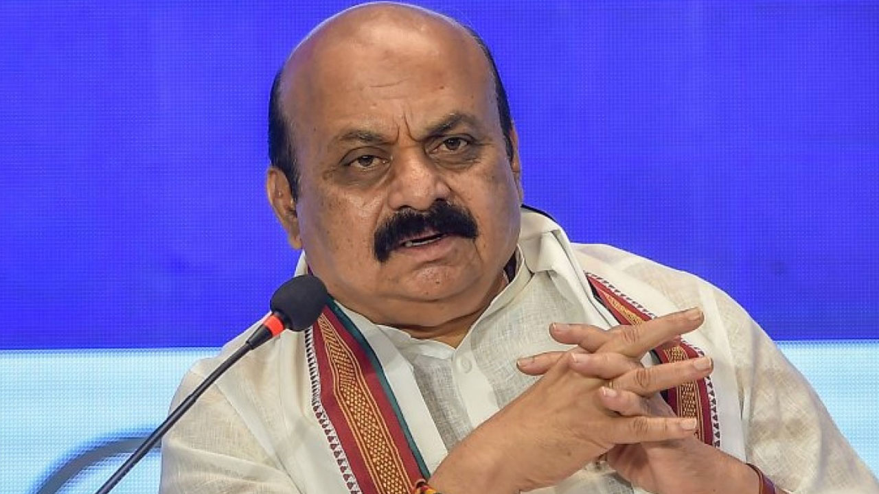 Karnataka Polls: సీఎం హెలికాప్టర్ ల్యాండ్ అవుతుండగా భగ్గుమన్న మంటలు