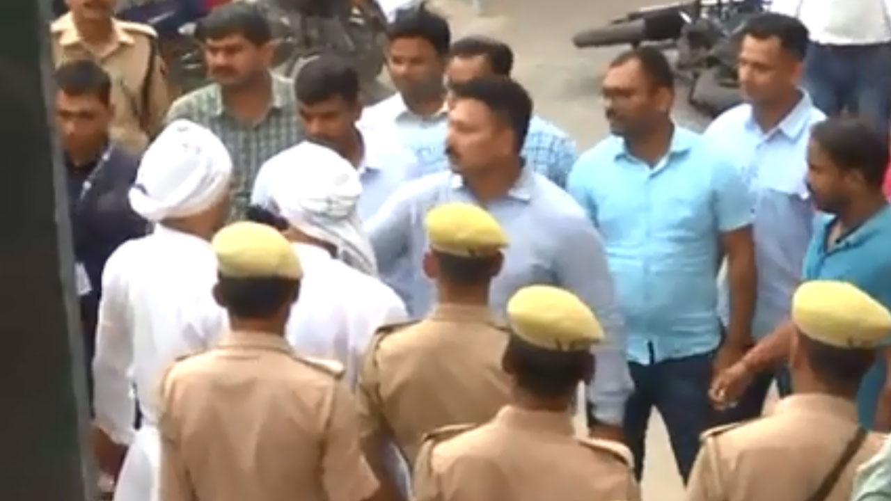 Prayagraj: అతీక్ అహ్మద్ మర్డర్ కేసులో సీన్ రీక్రియేట్ చేసిన జ్యూడీషియల్ కమిషన్