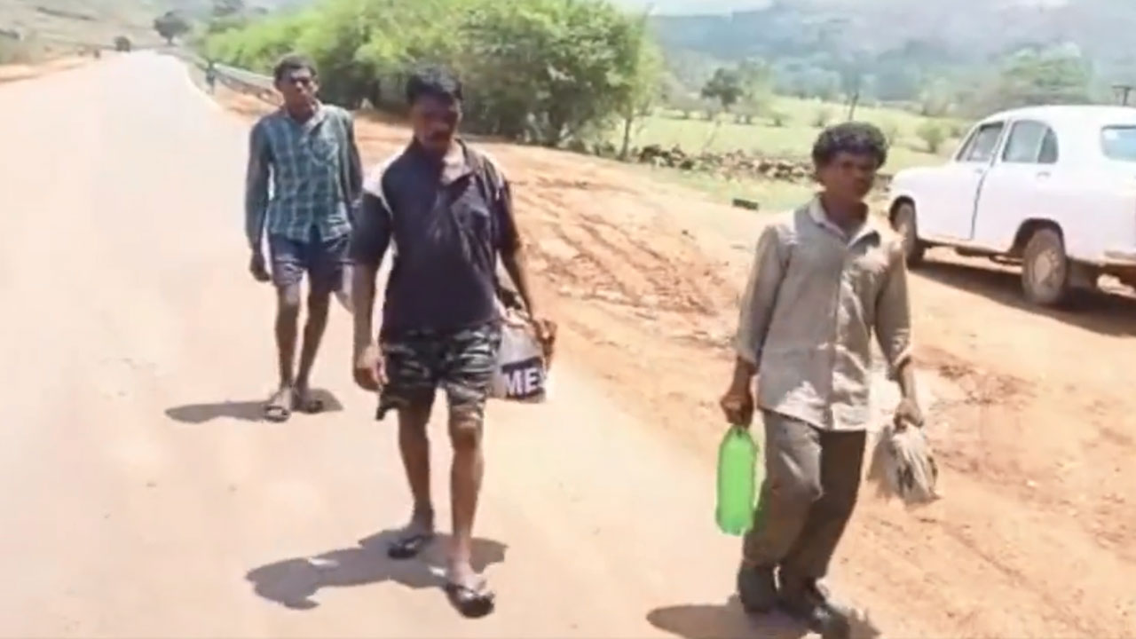 Odisha: పని చేయించుకుని డబ్బులు ఇవ్వలేదు.. కాలినడకన కర్ణాటక నుంచి ఒడిశాకు వలస కూలీలు