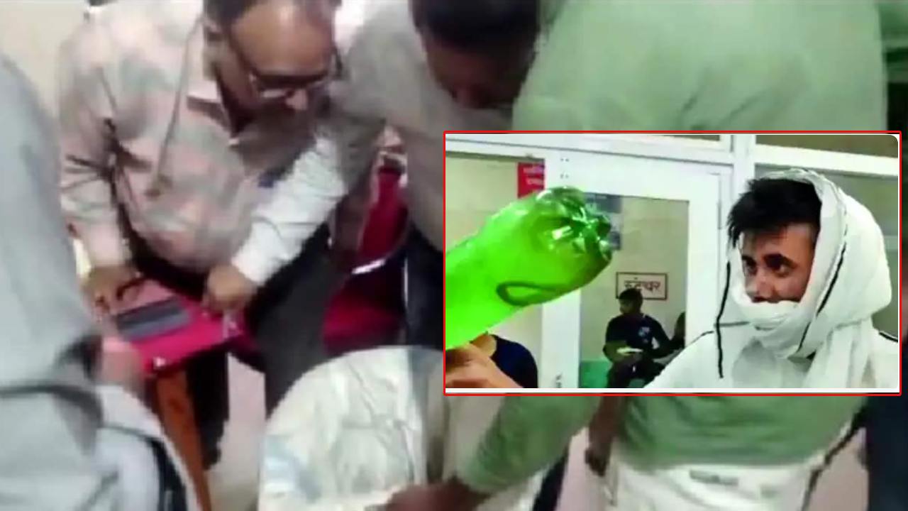 Uttar Pradesh : పాముకాటుతో ఆసుపత్రిలో భార్య.. ఆ పామును వెదికి పట్టుకుని ఆస్పత్రికి వచ్చిన భర్త.. నోరెళ్లబెట్టిన డాక్టర్లు