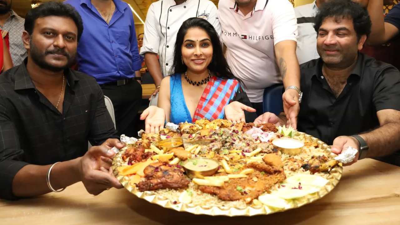 Divi Vadthya : రెస్టారెంట్ ఓపెనింగ్ లో పాల్గొని సందడి చేసిన దివి..