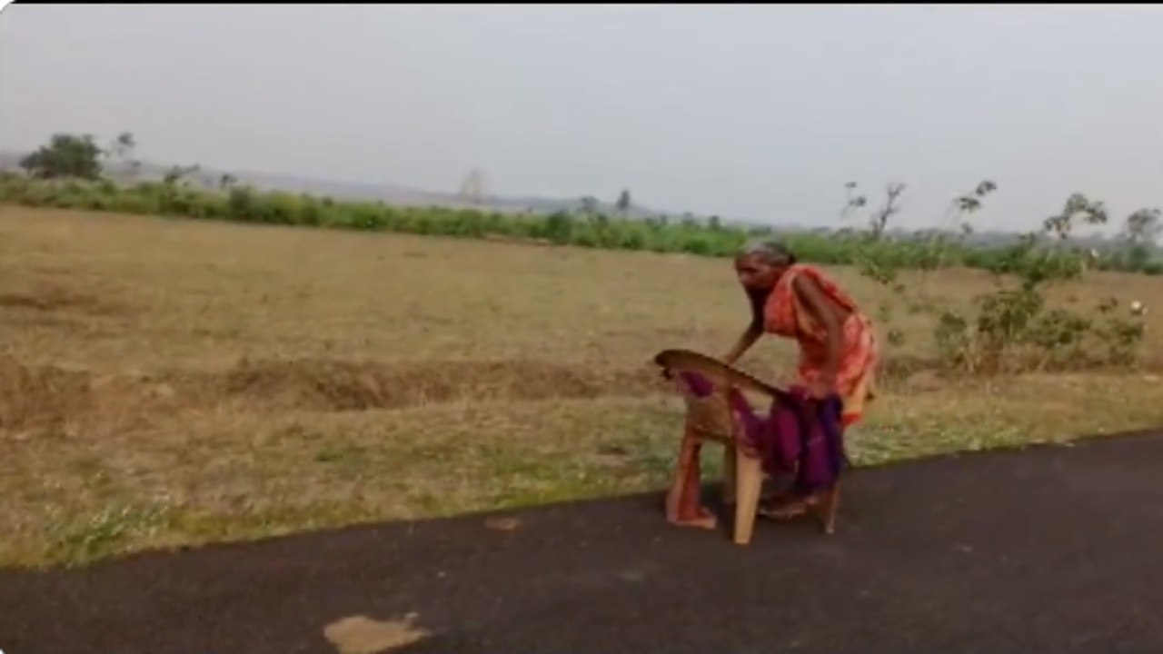 Viral Video: పింఛను కోసం చెప్పులు లేకుండా ఎండలో కొన్ని కిలోమీటర్లు నడిచిన వృద్ధురాలు