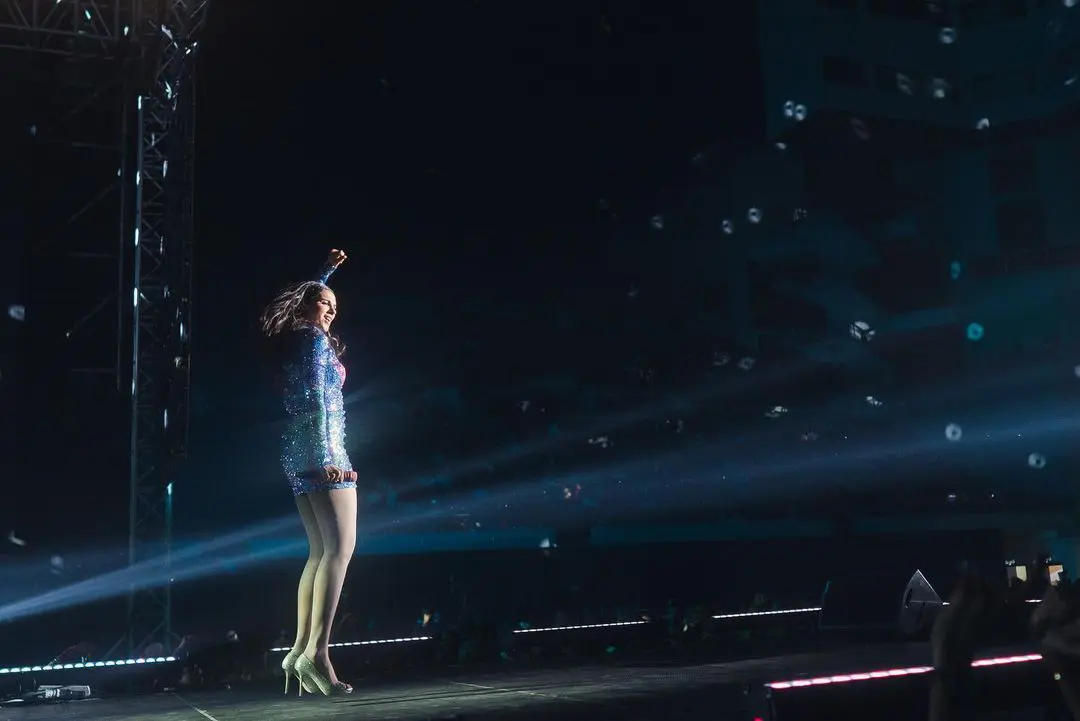 Andrea Jeremiah singing on Stage at Malaysia