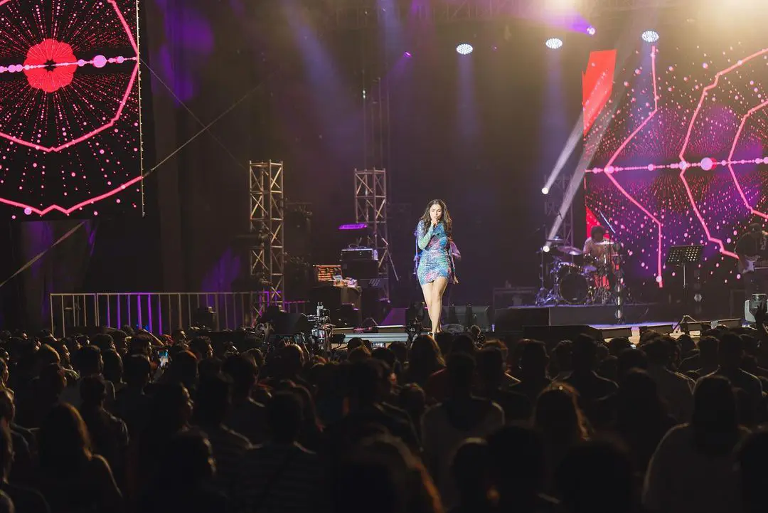 Andrea Jeremiah singing on Stage at Malaysia