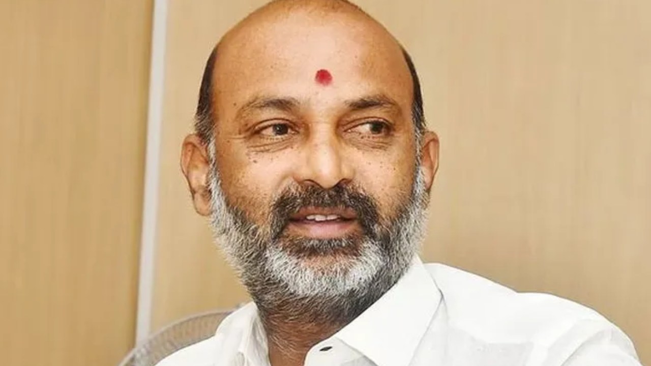 Bandi Sanjay : జేపీఎస్ లను రెగ్యులరైజ్ చేయకుండా మోసగిస్తున్న కేసీఆర్ ప్రభుత్వం : బండి సంజయ్