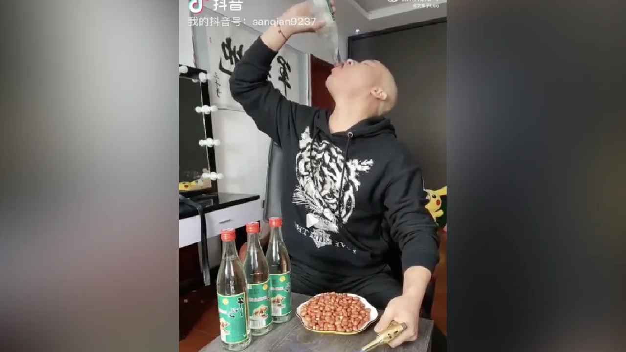 Chinese Influencer : నాన్‌స్టాప్‌గా 4 బాటిళ్ల మద్యం తాగేశాడు.. కట్ చేస్తే ఘోరం జరిగిపోయింది.. షాకింగ్ వీడియో