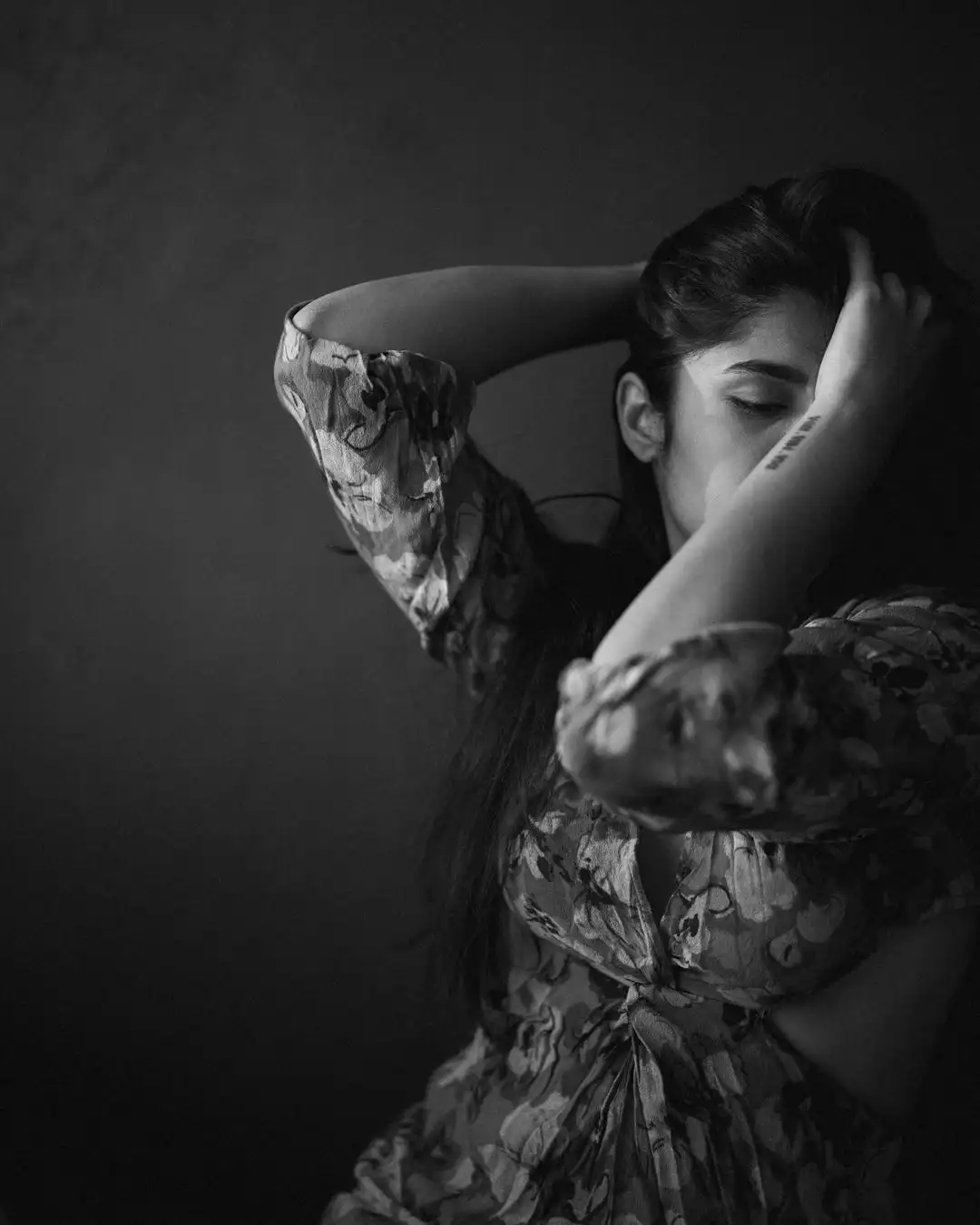 Faria Abdullah shines in Dark Mode