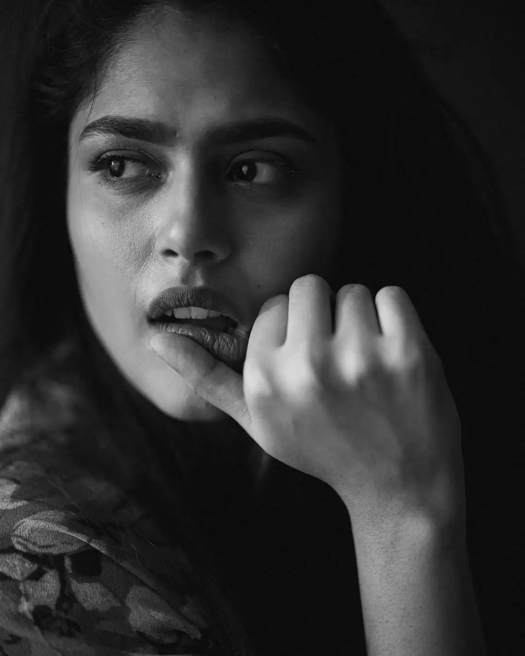 Faria Abdullah shines in Dark Mode