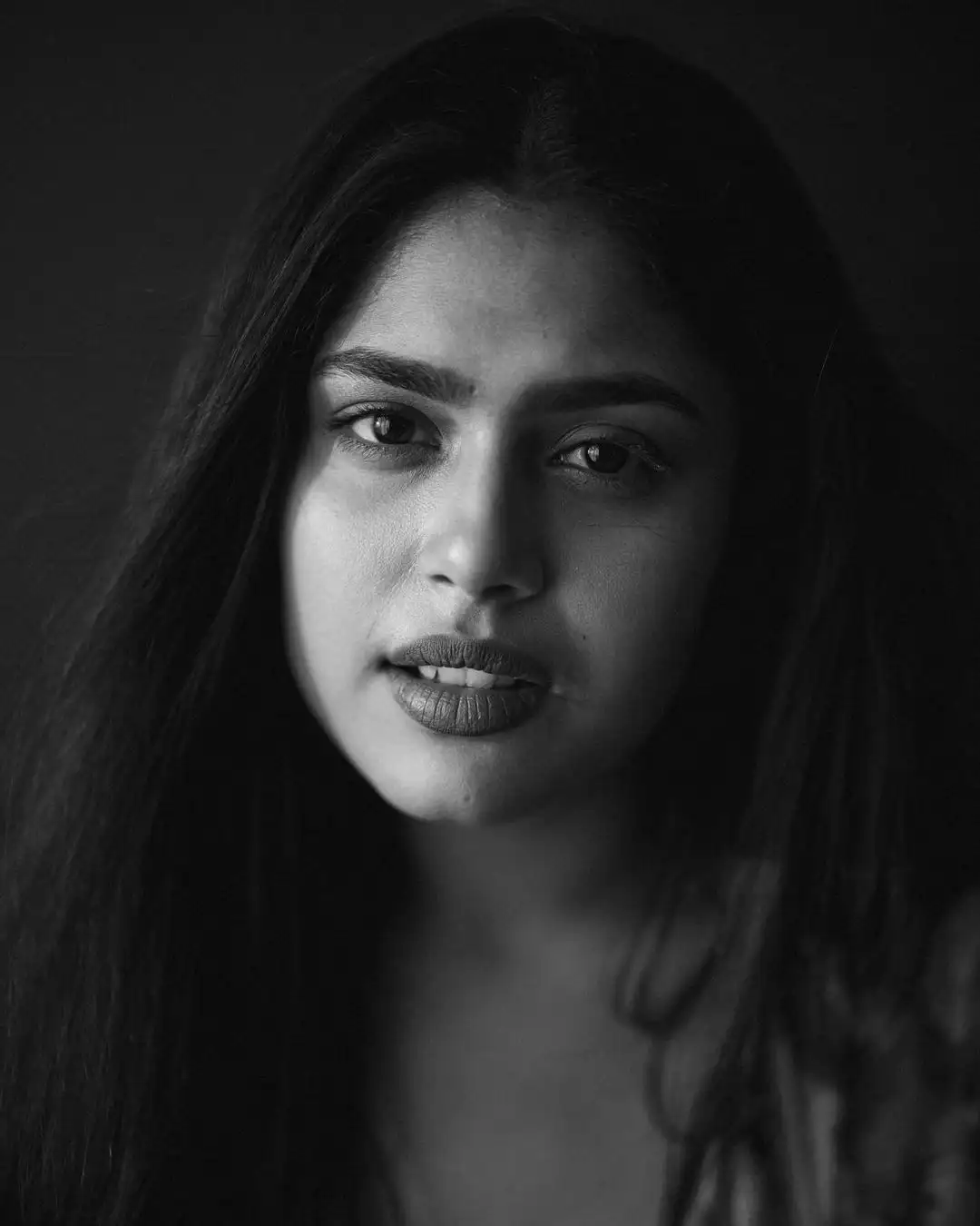 Faria Abdullah shines in Dark Mode